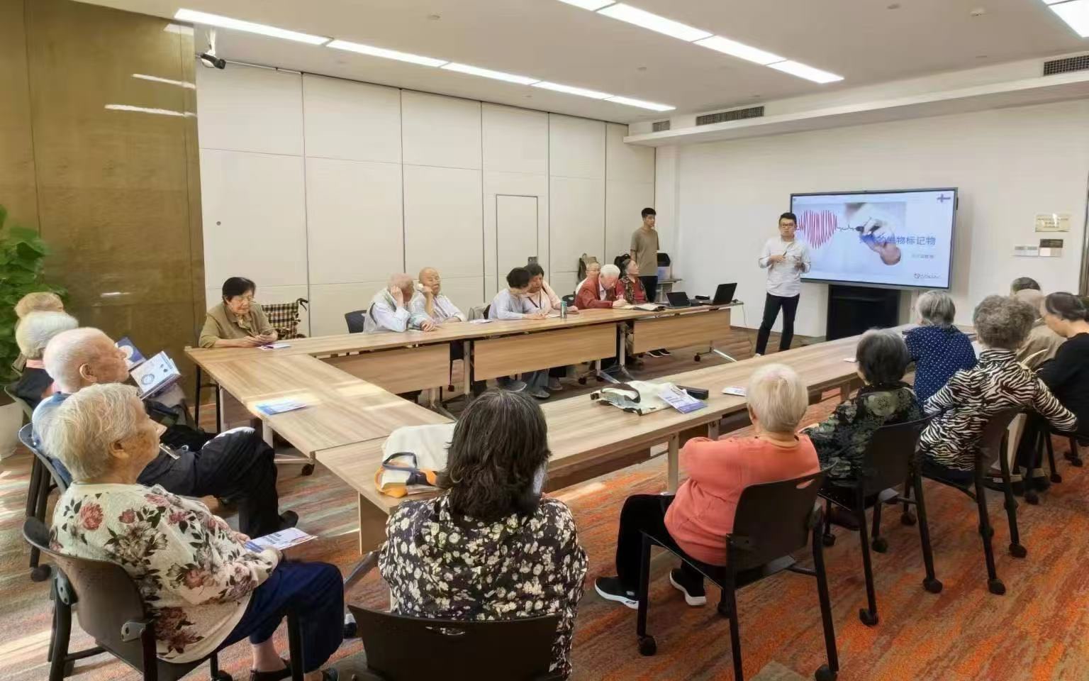 易索康面向老人和机构开展健康讲解与试点体验